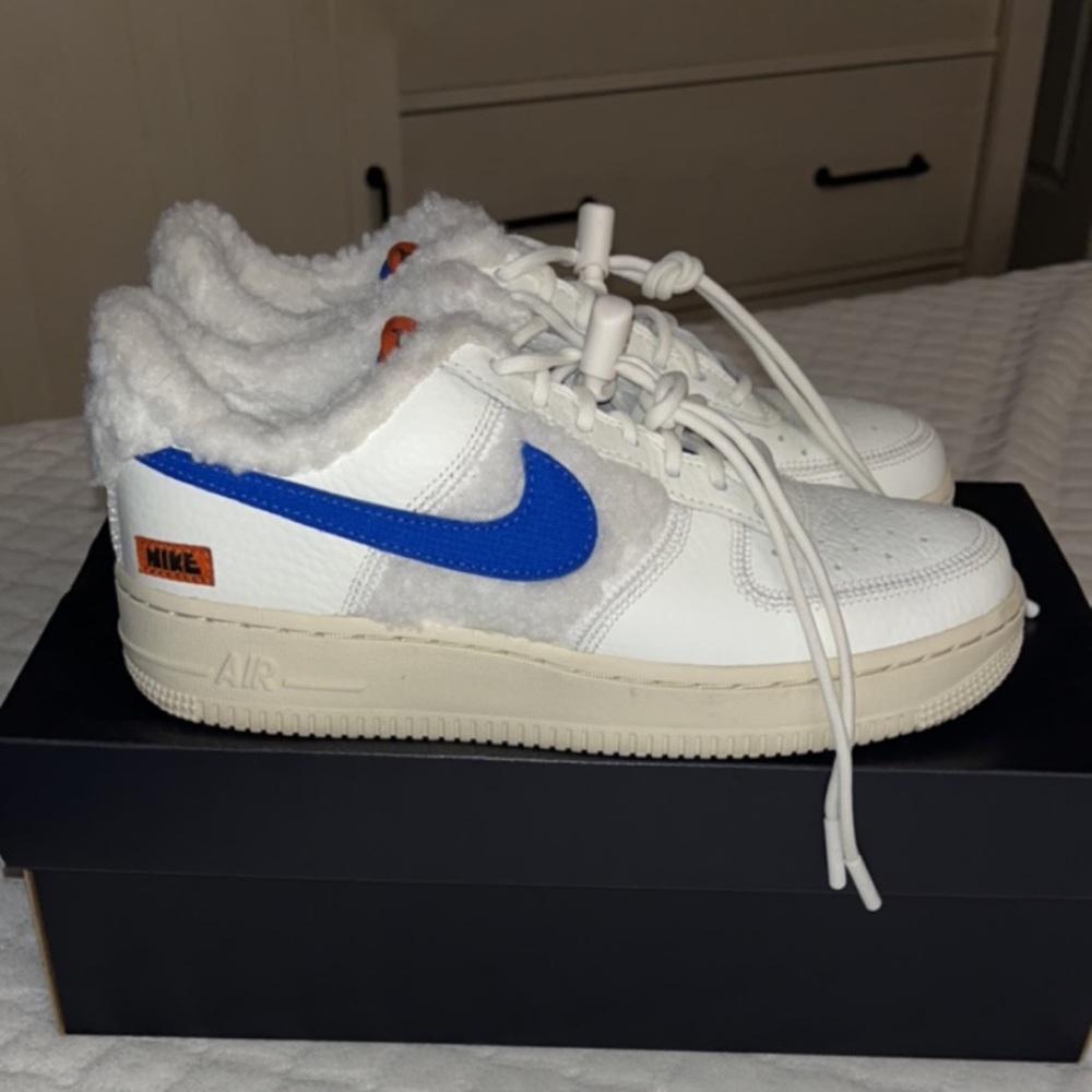 Rare Nike Air Force 1 ‘07 sherpa sneaker shoes. Size 7 excellent condition!!!!!!